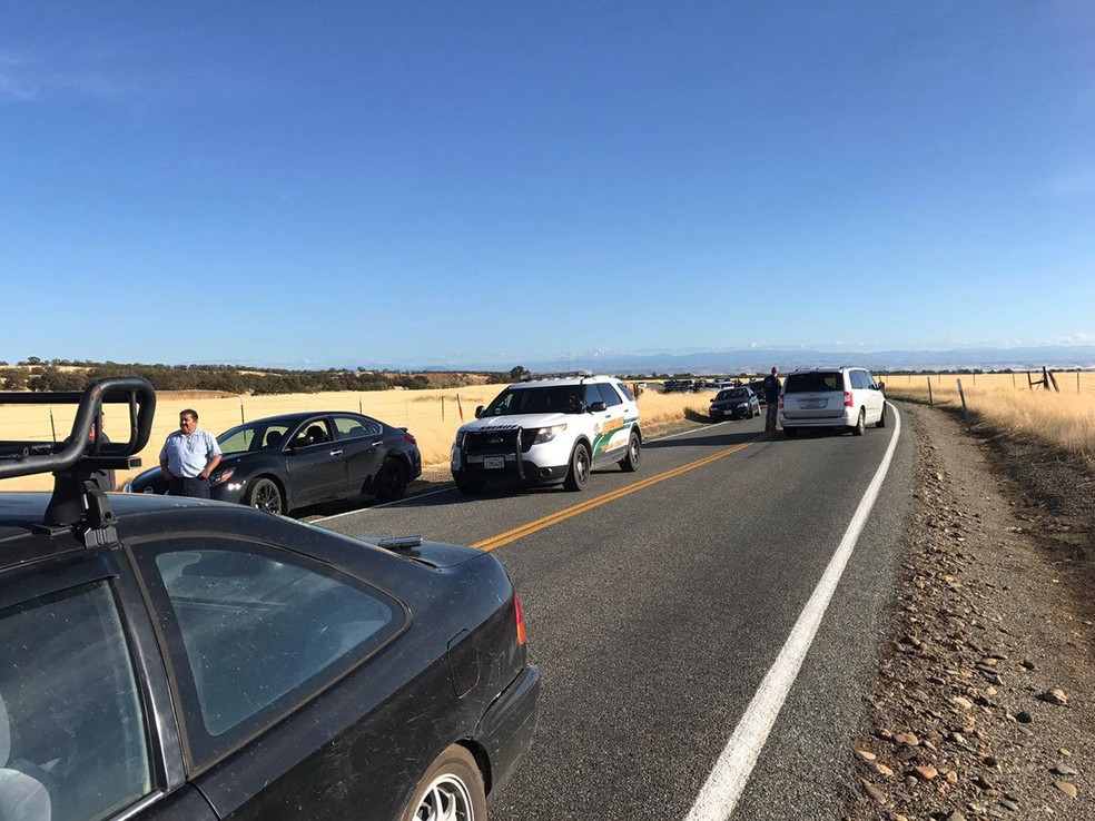 Carros parados em estrada que leva a Rancho Tehama (Foto: Jim Schultz/The Record Searchlight via AP)