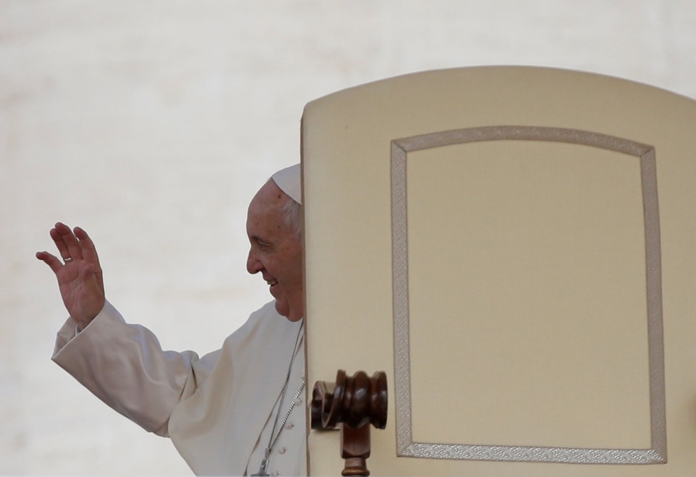 Papa Francisco acena ao chegar para a audiência geral de quarta-feira na praça de São Pedro, no Vaticano (Foto: Max Rossi/Reuters)