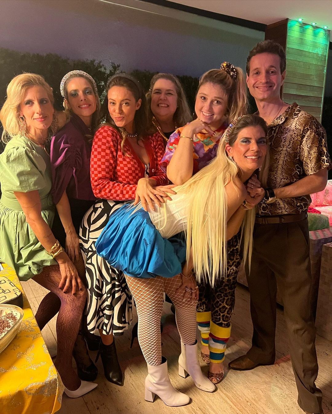 Paolla Oliveira e Monique Alfradique com amigos em festa temática (Foto: Reprodução/Instagram)