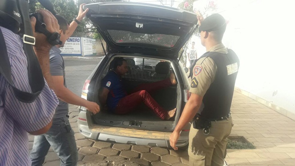 Homem foi preso ao tentar fugir com o filho de 11 anos (Foto: Délio Pinheiro/Inter TV)