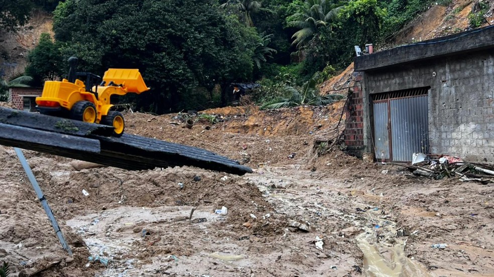Buscas por desaparecidos após deslizamento de barreira na Vila dos Milagres, no Recife — Foto: Mhatteus Sampaio/TV Globo