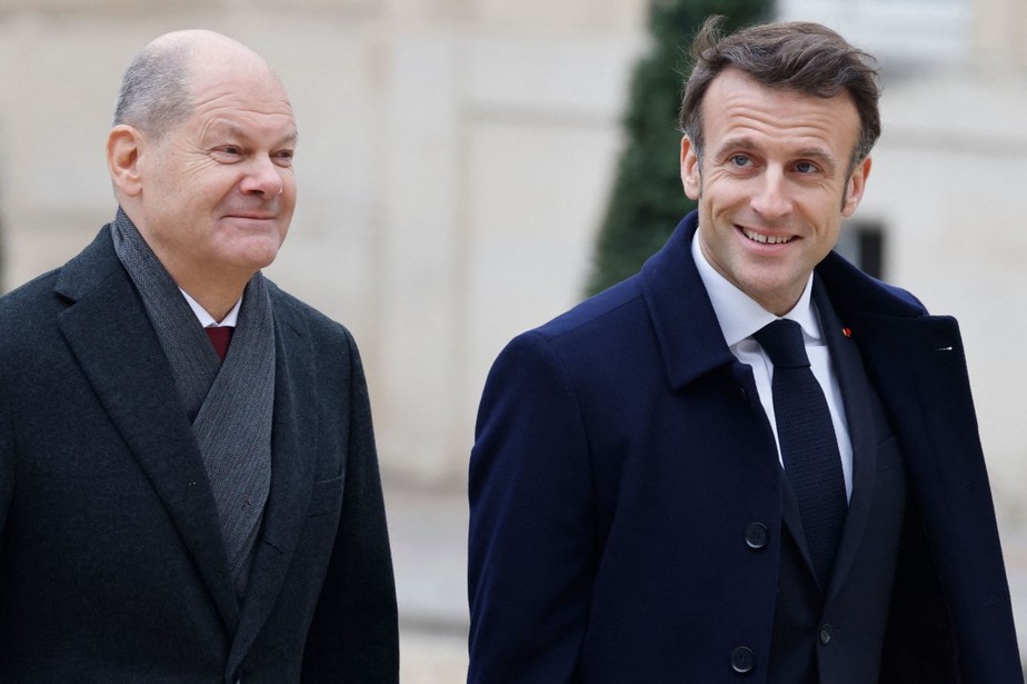O presidente da França Emmanuel Macron (D) e o chanceler alemão Olaf Scholz (E) em celebração do 60º aniversário da assinatura do Tratado do Eliseu