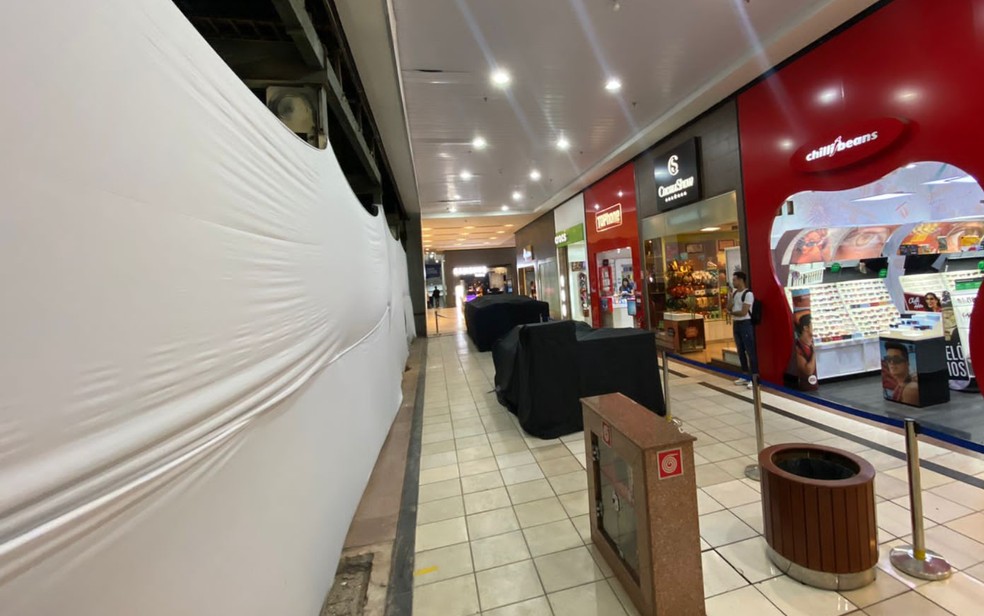 Tapume de obra em shopping de Goiânia é derrubado pelo vento, em Goiânia, Goiás — Foto: Reprodução/Assessoria de comunicação do Araguaia Shopping