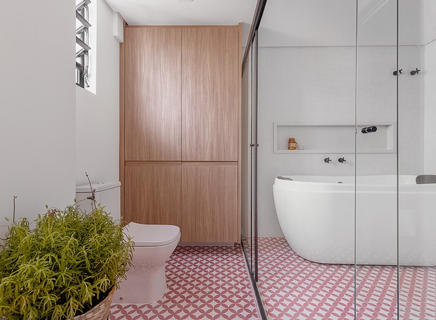 O banheiro do casal ganhou a banheira freestanding Palermo, da Mondialle, que, além do diferencial estético, oferece praticidade na manutenção (Foto: Rafael Renzo / Editora Globo)