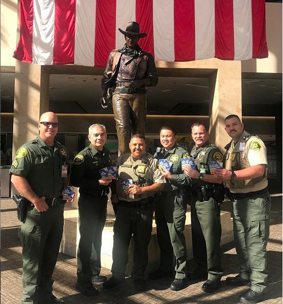A estátua de John Wayne instalada na entrada do John Wayne Airport, da cidade de Orange County, no estado da Califórnia (Foto: Instagram)