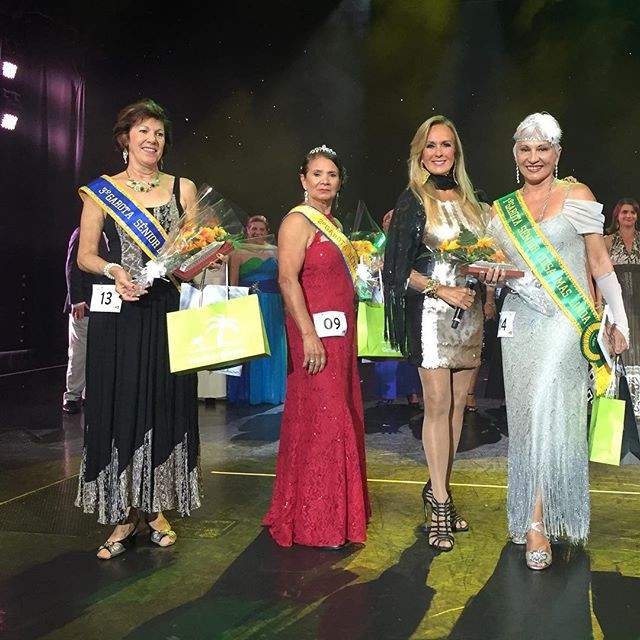 Helô posa com as participantes do 'Concurso Garota Sênior'. (Foto: Reprodução)
