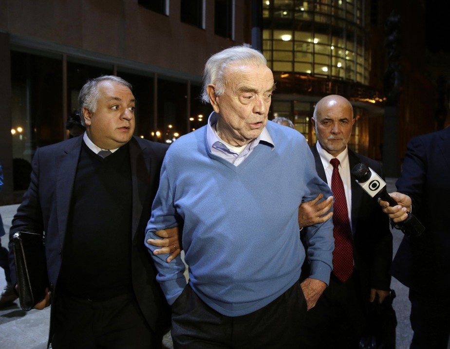 Resultado de imagem para JULGAMENTO DE MARIN, DA CBF, E MAIS DOIS EX-DIRIGENTES DA FIFA COMEÇA NOS EUA: Charges