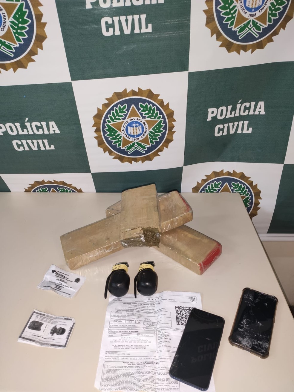 Duas granadas e drogas foram apreendidas pela Polícia Civil — Foto: Reprodução/Arquivo Pessoal