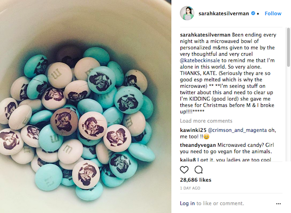 A foto compartilhada por Sarah Silverman mostrando os chocolates enviados por Kate Beckinsale (Foto: Instagram)