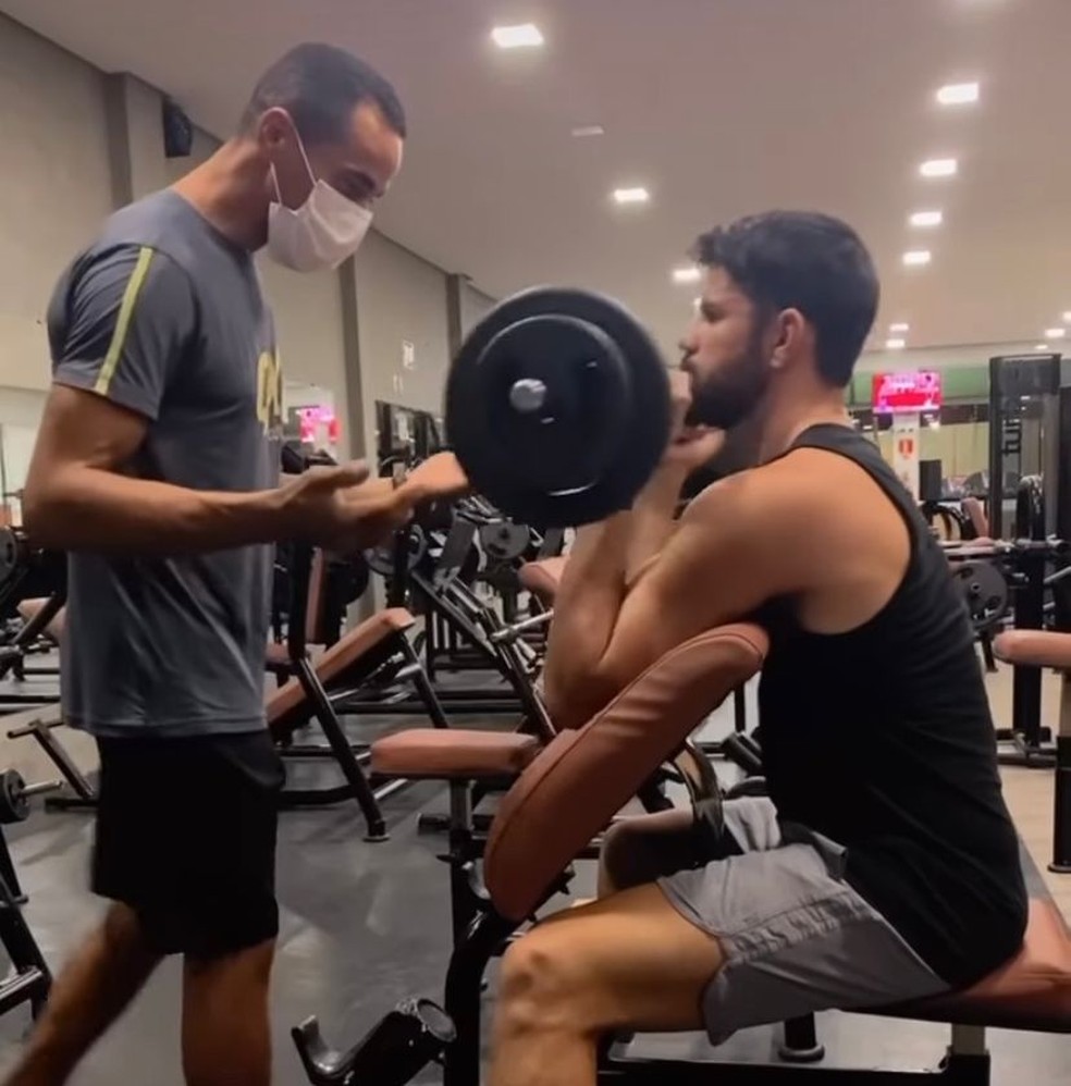 Sem resposta ao Corinthians, Diego Costa viaja à terra natal e faz treinos físicos