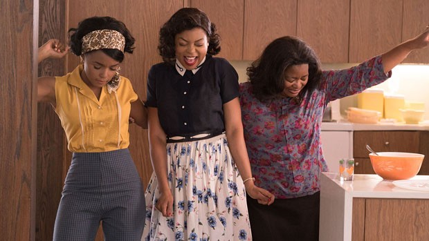 DF-03283_R3 - Mary Jackson (Janelle Monae, left), Katherine Johnson (Taraji P. Henson) and Dorothy Vaughan (Octavia Spencer) celebrate their stunning achievements in one of the greatest operations in history. Photo Credit: Hopper Stone. (Foto: Hopper Stone, SMPSP)