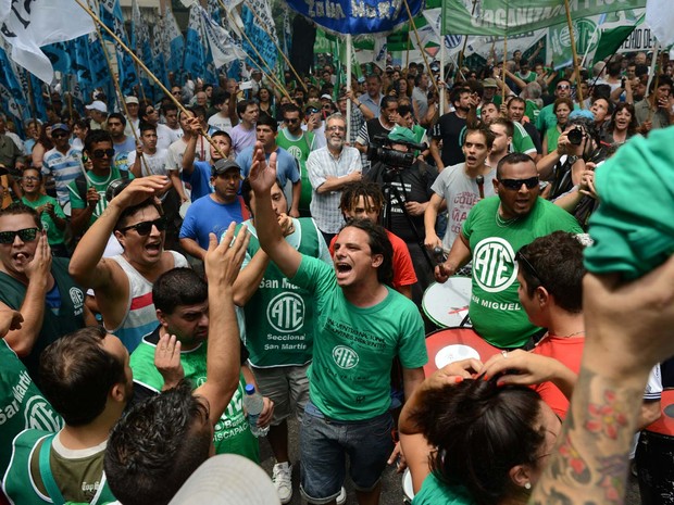 Manifestantes protestam em frente ao Ministério da Trabalho em Buenos Aires contra revisão dos contratos de funcionários públicos (Foto: AFP PHOTO/EITAN ABRAMOVICH)
