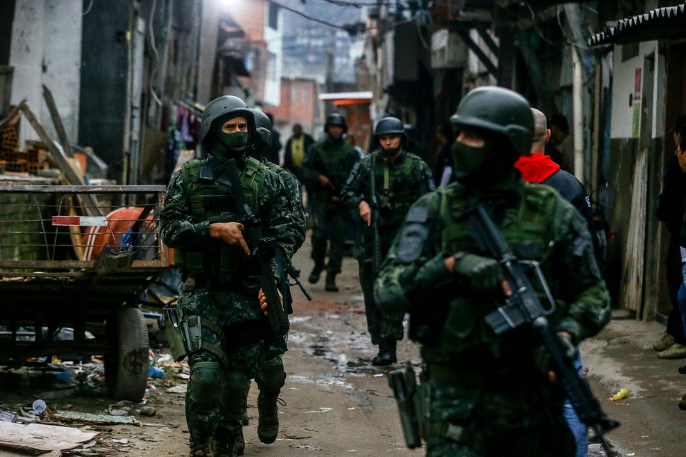 Membros da Polícia Civil e do COE fazem uma operação na Favela do Moinho, no centro de São Paulo, para encontrar o traficante Léo do Moinho (Foto: Gabriela Biló/Estadão Conteúdo)