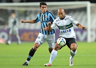 Grêmio tenta logística especial para ter Riveros inteiro contra o Cruzeiro
