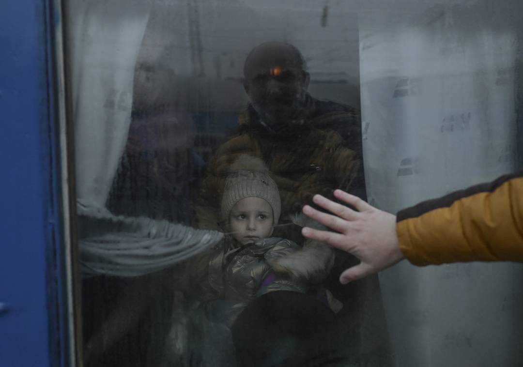 Um pai coloca sua mão na janela para se despedir de sua filha em um trem de evacuação em Odessa, na Ucrânia