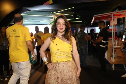 A atriz Samanta Quadrado posa para fotos no Camarote Quem