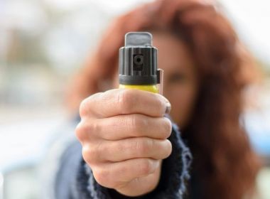 PL quer autorizar mulheres a usar spray de pimenta e arma de choque (Foto: Divulgação )