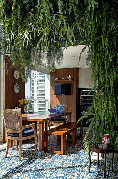 O jardim vertical rouba a atenção nesta varanda projetada pela arquiteta Selma de Sá Moreira. A vegetação se soma ao azul e à madeira, que dão ar de casa ao apartamento. O piso é de ladrilho hidráulico