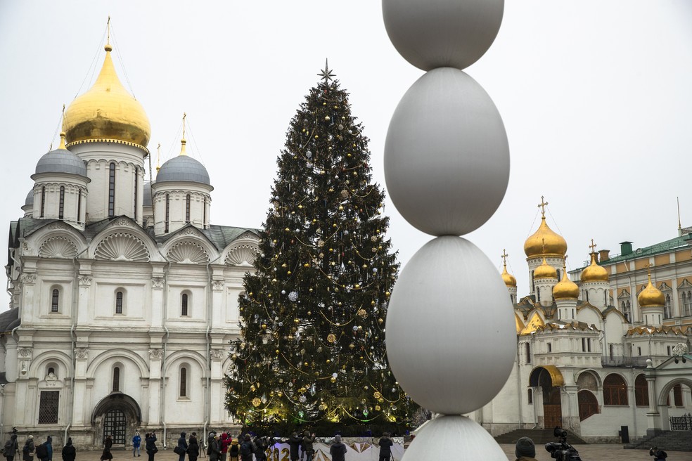 Árvore de Natal instalada no centro de Moscou, na praça das catedrais, no Kremlin em foto de 22 de dezembro de 2020 — Foto: Pavel Golovkin/AP