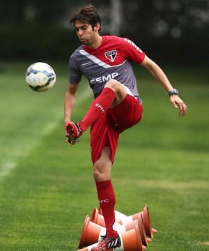 Kaká participa de coletivo contra time sub-17 e tem boa atuação