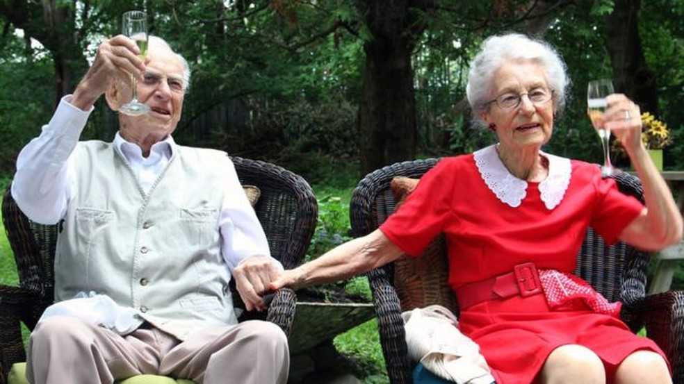 George e Jean Spear se conheceram no Reino Unido, num baile, e morreram em alas diferentes de um mesmo hospital (Foto: Postmedia/Ottawa Citizen/ BBC)