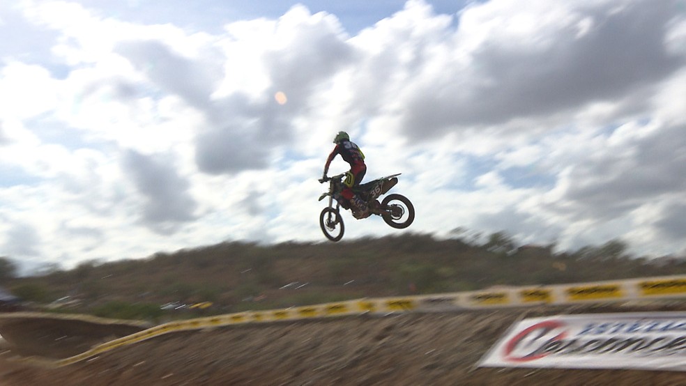 Competição de motocross reuniu quase 300 pilotos em Boqueirão (Foto: Reprodução / TV Paraíba)