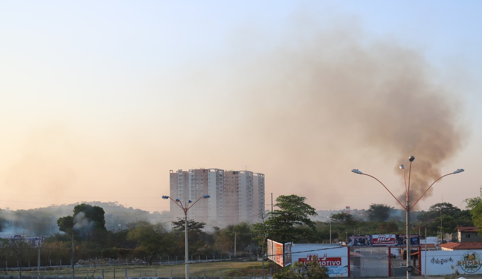 Condomínio ficou cercado por fumaça de incêndio na Zona Leste de Teresina — Foto: Rafaela Leal/G1