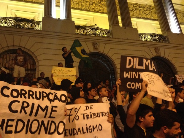 Protesto no centro do Rio terminou sem intervenção da polícia na segunda-feira (24). (Foto: Luís Bulcão/G1)