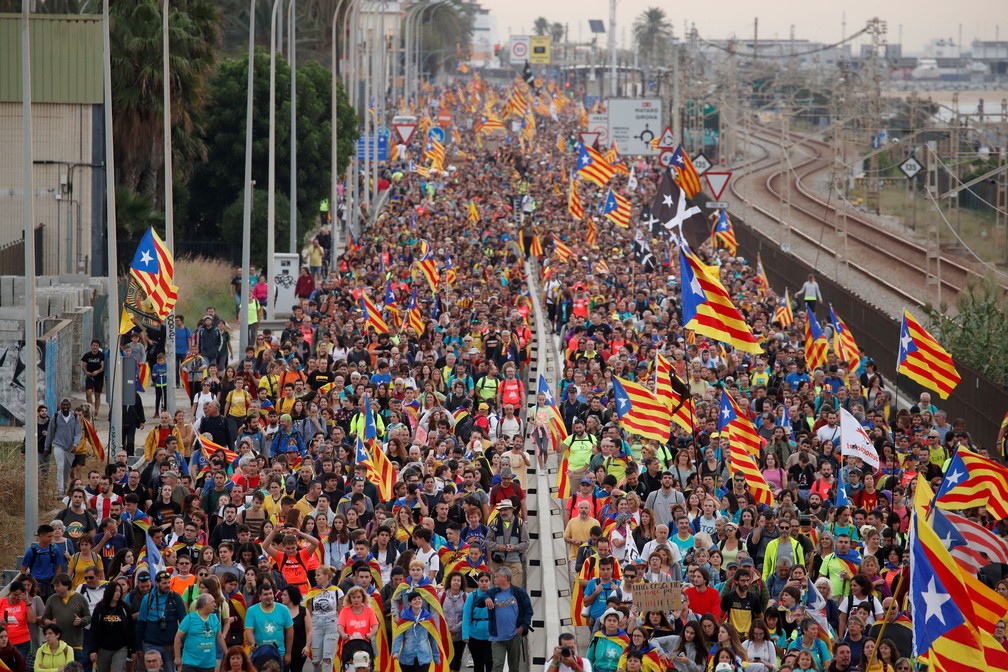 Manifestantes catalães cantam fazem caminhada nesta sexta-feira (18) em El Masnou, na Espanha, nesta sexta-feira (18)  — Foto: Albert Gea/ Reuters