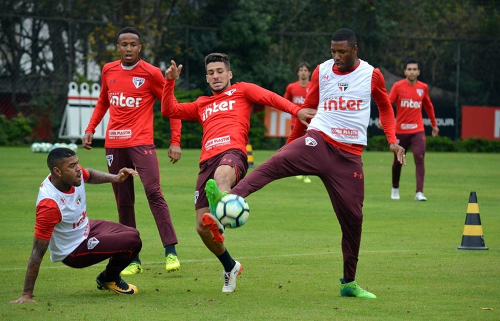 Marcinho (centro de blusa vermelha) deve ganhar nova oportunidade (Foto: Érico Leonan / São Paulo FC)