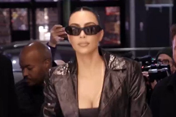 Kim Kardashian em cena do teaser  (Foto: Reprodução/Twitter)