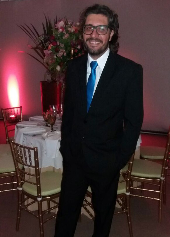 Ilmar escolheu uma gravata azul para a festa (Foto: Raquel Gonzales/Gshow)