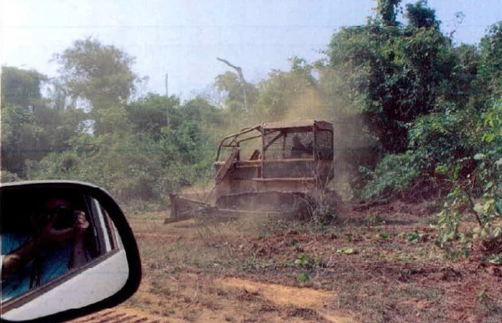 Imagem em ação civil pública mostra área sendo desmatada dentro do parque estadual (Foto: MP-MT)