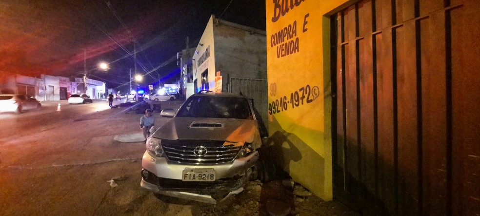 Motorista ficou no local após atropelamento — Foto: Divulgação