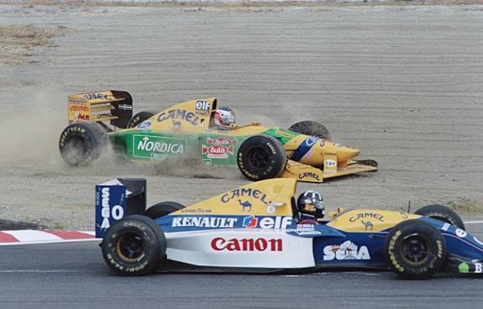 Schumacher abandonou após tocar em Hill na chicane — Foto: Getty Images