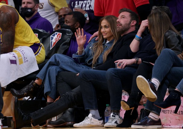 LOS ANGELES, CALIFORNIA - DECEMBER 07: Jennifer Lopez and Ben Affleck courtside during the game between the Boston Celtics and the Los Angeles Lakers at Staples Center on December 07, 2021 in Los Angeles, California.  NOTE TO USER: User expressly acknowle (Foto: Getty Images)