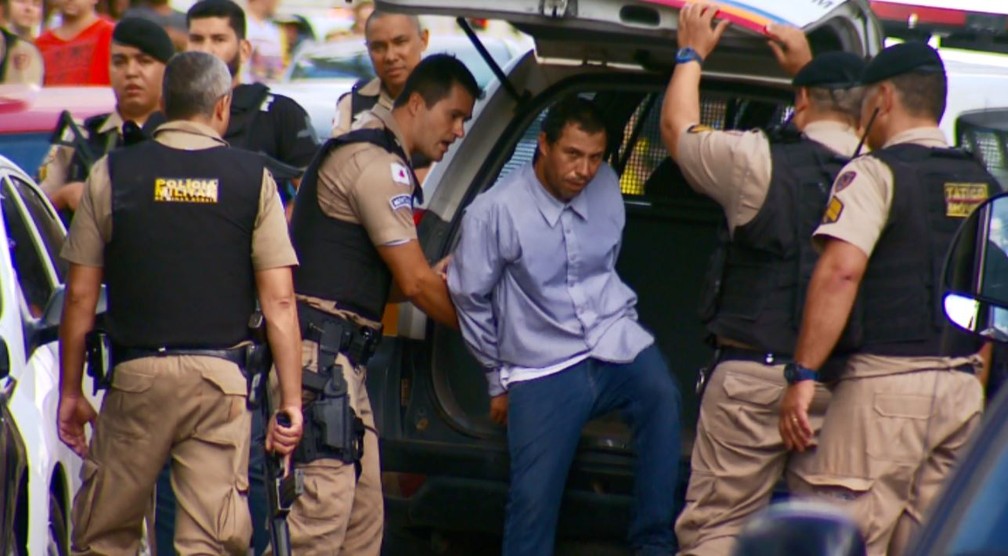 Assaltante se entrega à polícia após fazer três funcionários reféns em banco — Foto: Reprodução/EPTV