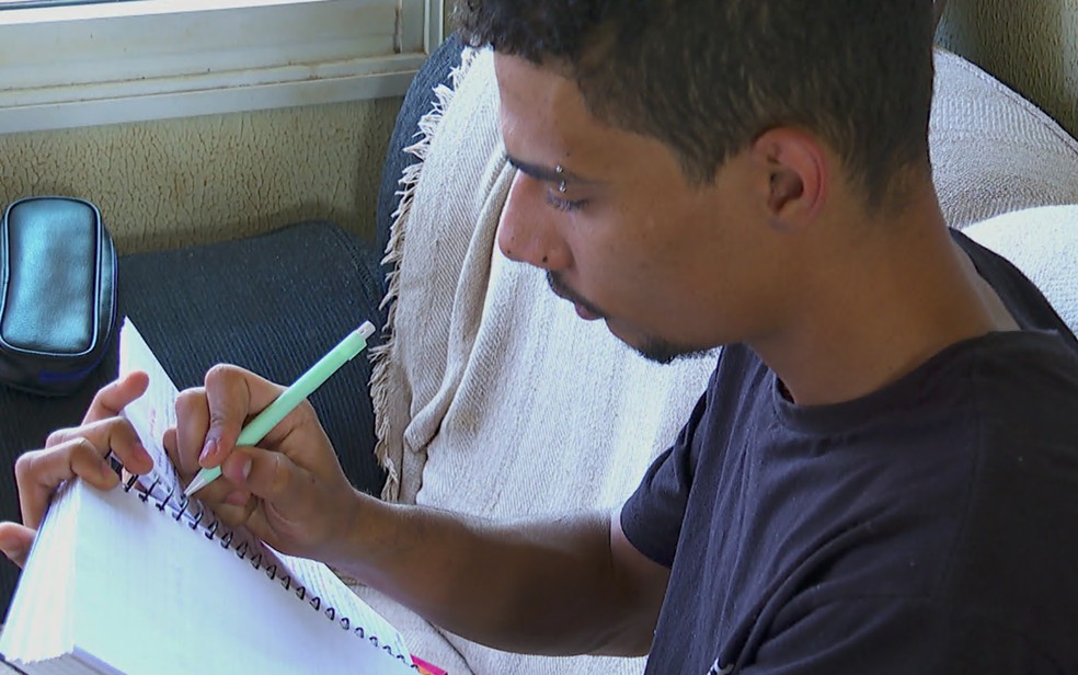 Flaviano Marques, de Ribeirão Preto (SP), estuda na sala de casa para fazer o Enem — Foto: Ronaldo Gomes/EPTV