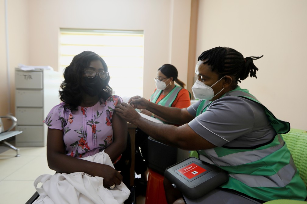Mulher recebe uma dose da vacina de Oxford/AstraZeneca contra a Covid-19 em um hospital em Abuja, na Nigéria, no dia 5 de março. — Foto: Afolabi Sotunde/Reuters