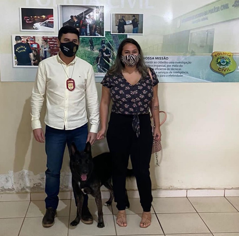 Após resgate, delegado José Adonias entregou animal para ONG Patinha Carente — Foto: Arquivo/ONG Patinha Carente