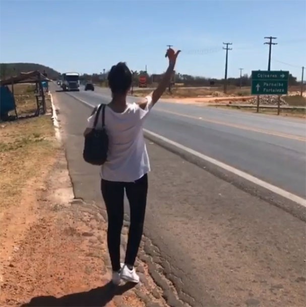 Paula Fernandes pede carona em estrada do Piauí (Foto: Reprodução/Instagram) Paula Fernandes pede carona em estrada do Piauí (Foto: Reprodução/Instagram)