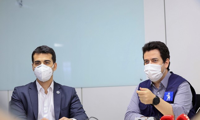 O secretário-executivo do Ministério da Saúde, Rodrigo Monteiro Cruz (à dir.), tenta justificar apagão de dados da Covid-19 em coletiva de imprensa na última quarta-feira (12)