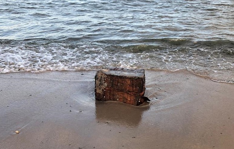 Pacote foi localizado na Praia do Janga, em Paulista, no Grande Recife — Foto: Paula Costa/ WhatsApp