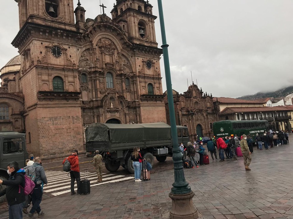 Brasileiros embarcam em caminhões militares peruanos na principal praça de Cusco, para serem levados ao aeroporto de onde voariam ao Brasil, neste sábado (21) — Foto: Fernando Mustafá/Arquivo Pessoal