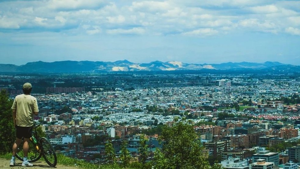 Bogotá foi uma das primeiras cidades a oferecer ciclovias temporárias durante a pandemia. — Foto: PABLO ARTURO ROJAS/GETTY IMAGES