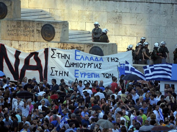 Gregos prostestam a favor da zona do euro na praça Syntagma, nesta terça-feira (30) (Foto: Jean-Paul Pelissier/Reuters)