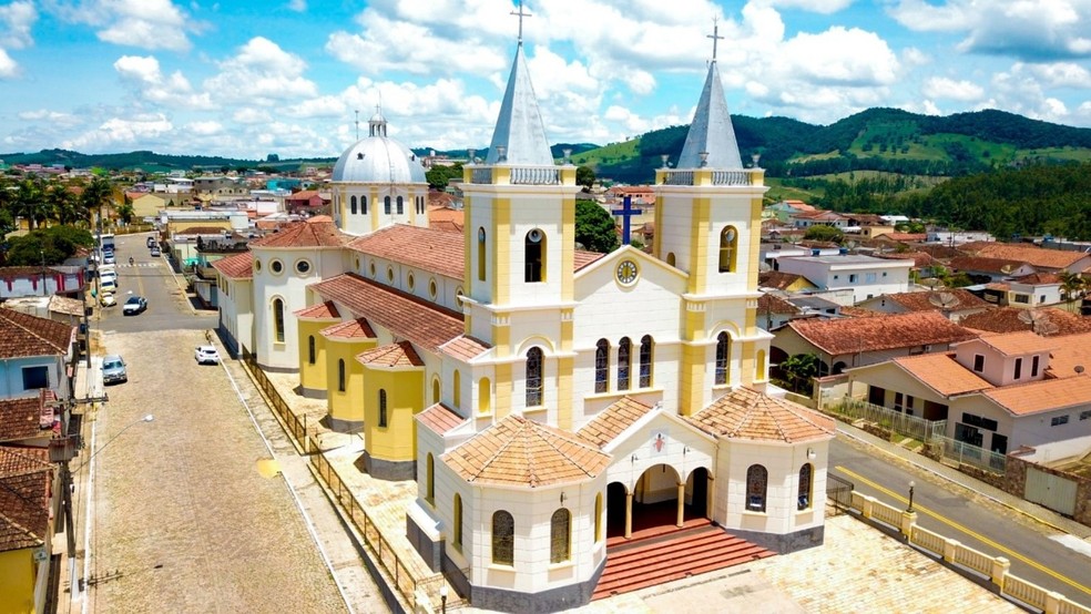Basílica Nossa Senhora da Conceição, em Conceição do Rio Verde: em seu interior, destacam-se as imagens dos 12 apóstolos nas colunas da nave, uma semelhança com a Basílica Abacial do Mosteiro de São Bento, em São Paulo — Foto: Crédito: Guilherminho Pompeu
