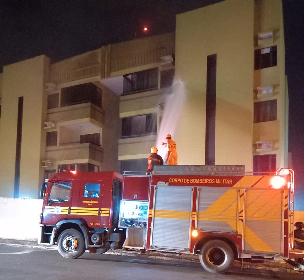 Corpo de Bombeiros controlou incêndio em apartamento na Zona Leste de Teresina — Foto: Reprodução