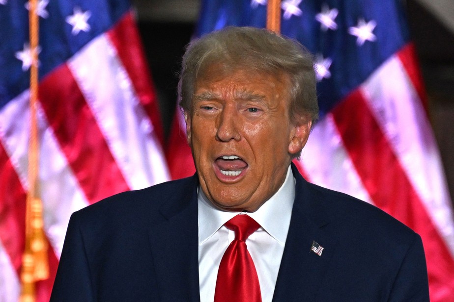 Donald Trump discursa para apoiadores no Trump National Golf Club Bedminster, em Nova Jersey