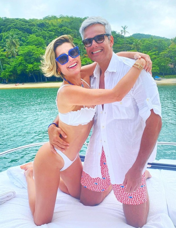 Flávia Alessandra e Otaviano Costa em passeio de barco (Foto: Reprodução/Instagram)